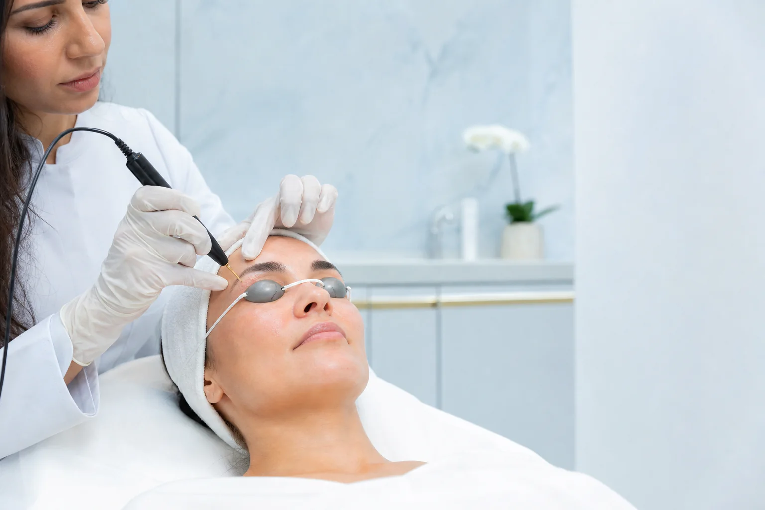 Non-Surgical Eyelid Tightening treatment in Ajman