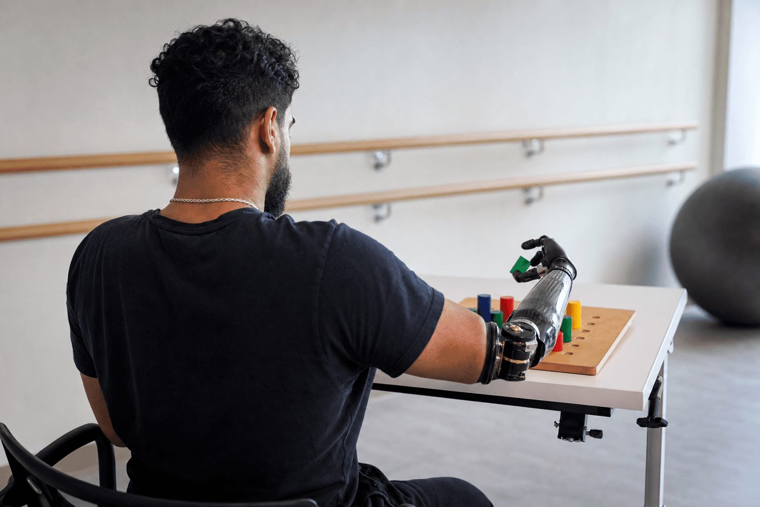 الأطراف الاصطناعية المتحكَّم بها ذهنيًا: عيادات الإمارات تحتضن المستقبل البيوني