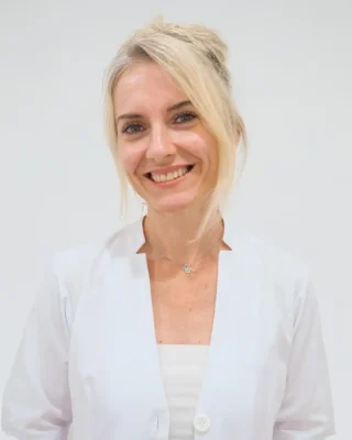 د. Dora Atakul